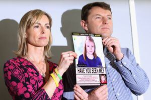 Kate y Gerry McCann sostienen una imagen policial de edad avanzada de su hija durante una conferencia de prensa para conmemorar el quinto aniversario de la desaparición de Madeleine McCann, el 2 de mayo de 2012 en Londres