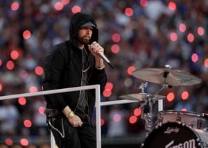 Eminem actúa durante el espectáculo de medio tiempo Foto REUTERS/Mike Segar