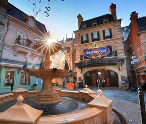 El sol sale sobre el patio en Remy's Ratatouille Adventure en Epcot en Walt Disney World como parte de la celebración del 50 aniversario de Disney World. (Joe Burbank / Orlando Sentinel vía AP)
