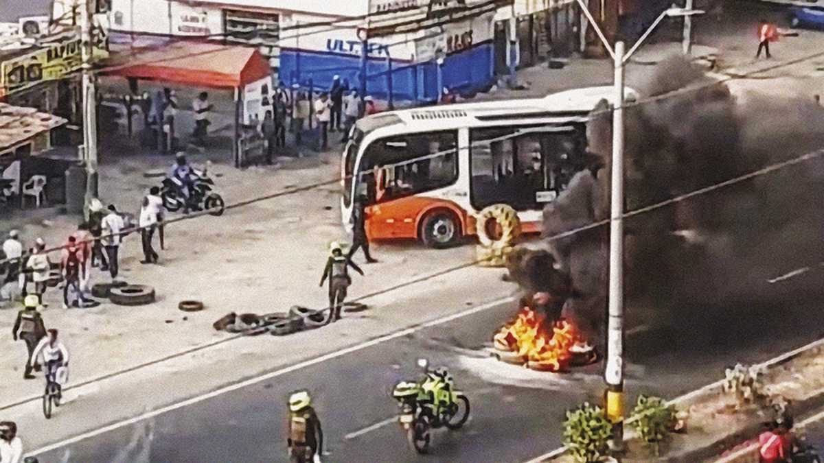     Las protestas en Cartagena han escalado al cierre de vías principales y vandalismo contra buses de Transcaribe. Las pérdidas ascienden, en principio, a 600 millones de pesos.