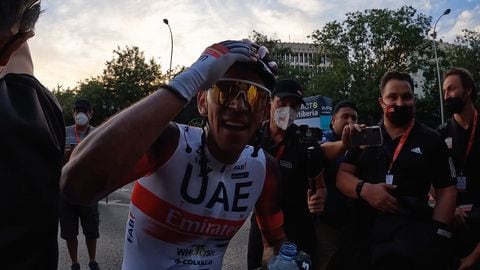 Juan Sebastián Molano se agarra la cabeza, luego de conquistar el esprint de la etapa 21