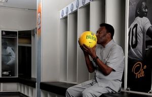 Pelé besa una pelota de Brasil al lado de su casillero en 2014