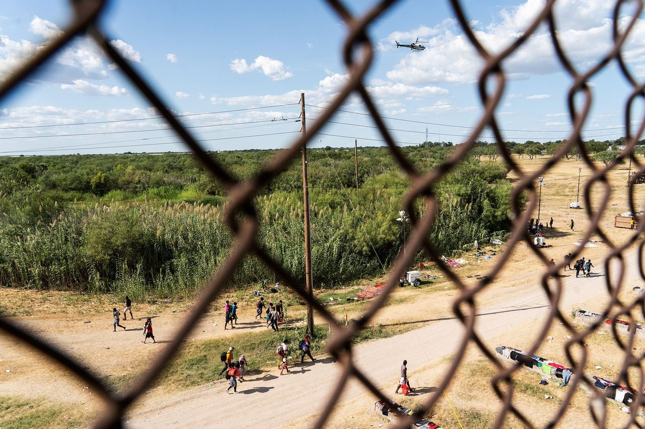Hambrientos en la abrumada ciudad de Texas, los migrantes regresan a México en busca de comida