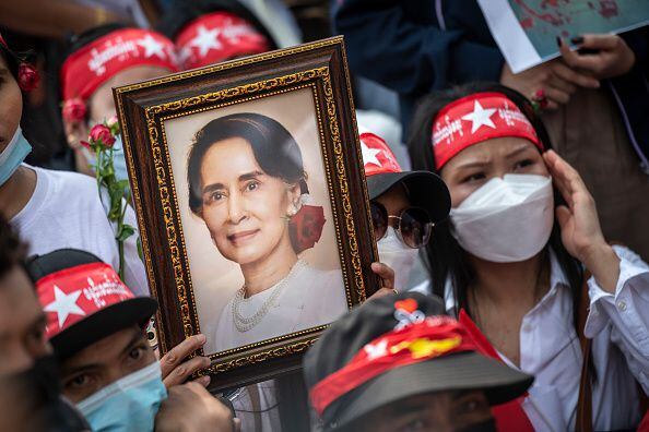 Suu Kyi fue detenida en 2021 cuando el ejército le arrebató el poder a su gobierno elegido de forma democrática. Desde entonces ha sido procesada y condenada por más de una docena de cargos que sus seguidores consideran diseñados para mantenerla fuera de la política. Cumple una condena de prisión de 27 años.