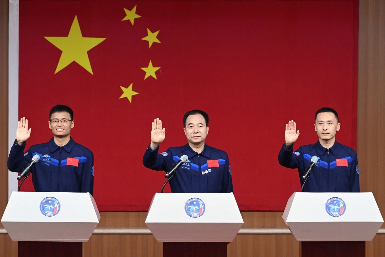 Los astronautas Jing Haipeng, Zhu Yangzhu y Gui Haichao asisten a una conferencia de prensa antes de la misión del vuelo espacial Shenzhou-16 a la estación espacial de China, en el Centro de Lanzamiento de Satélites de Jiuquan, cerca de Jiuquan, provincia de Gansu, China, el 29 de mayo de 2023