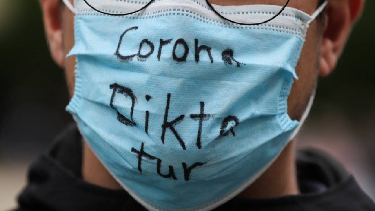 Un hombre con una máscara facial que dice "dictadura del coronavirus" en Fráncfort del Meno, en el oeste de Alemania, en una protesta contra las restricciones impuestas para combatir la pandemia del covid-19.