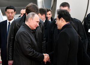 El presidente ruso, Vladimir Putin, saludando a Fumio Kishida en 2016, quien para entonces era ministro de Relaciones Exteriores de Japón.