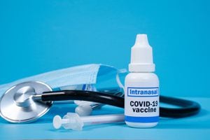Concepto que muestra la vacunación nasal o intranasal contra coronavirus con equipos médicos