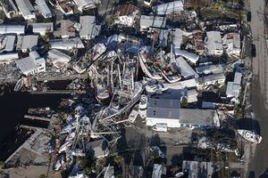 Una vista aérea de los barcos y las propiedades dañados después de que el huracán Ian causara una destrucción generalizada en Fort Myers, Florida, EE. UU., el 30 de septiembre de 2022. 