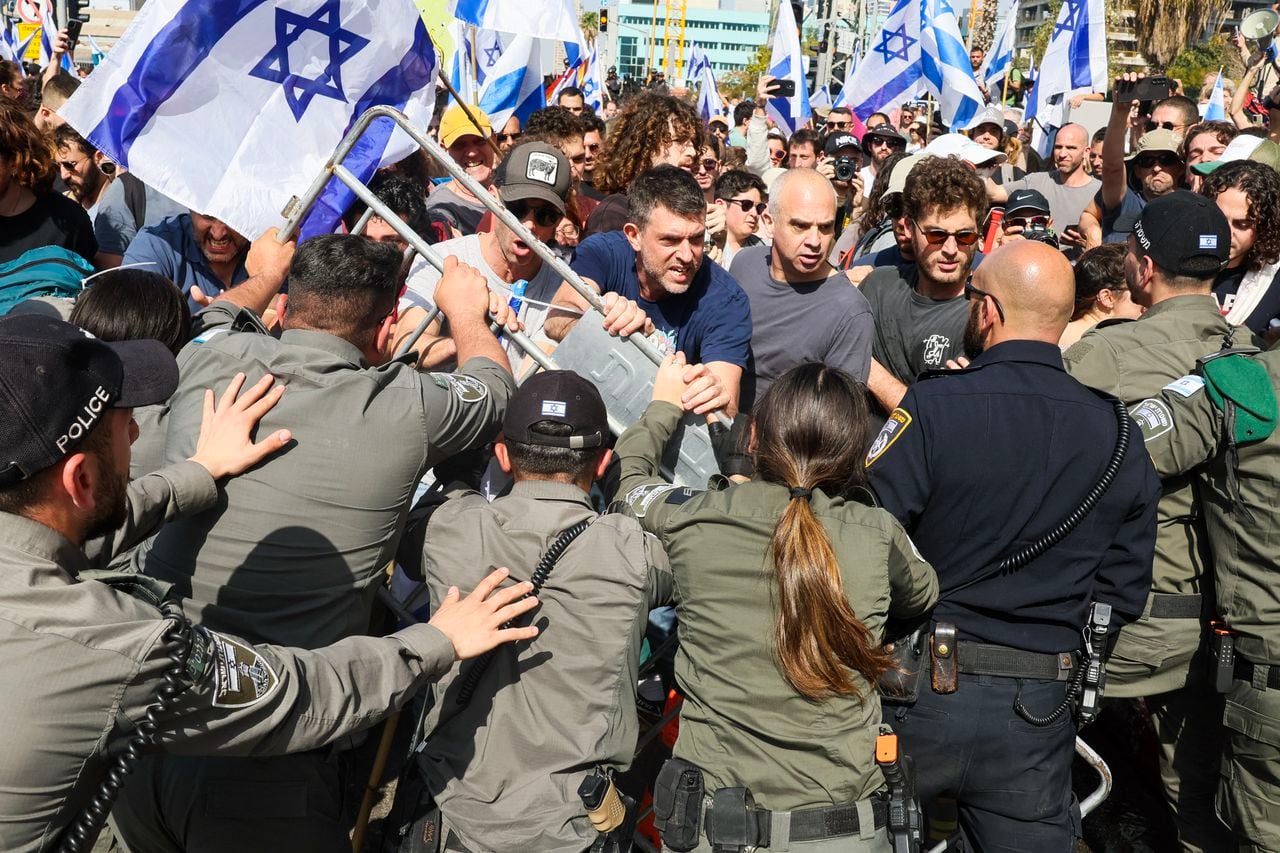 Los manifestantes se pelean con miembros de las fuerzas de seguridad israelíes durante una manifestación contra el controvertido proyecto de ley de reforma de la justicia del gobierno en Tel Aviv el 1 de marzo de 2023. (Foto de JACK GUEZ / AFP)
