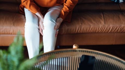 El dolor en las rodillas no so llega con el paso de los años, algunas lesiones y hábitos pueden afectar esta parte del cuerpo. Foto: Getty Images.
