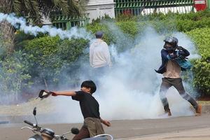 Un manifestante arroja un bote de gas lacrimógeno a la policía durante un enfrentamiento en Yakarta, Indonesia. Foto: AP / Tatan Syuflana