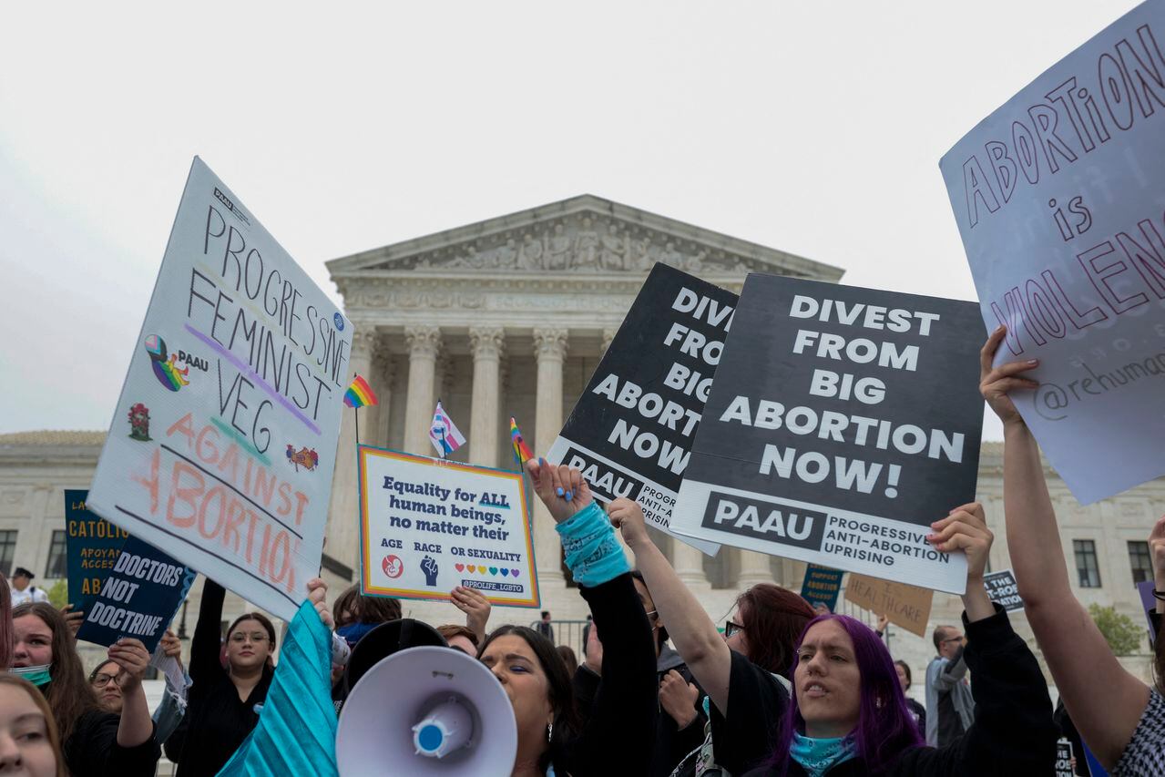 Colectivos anti aborto y colectivos pro aborto han realizado protestas frente a la Corte Suprema luego de la filtración