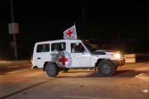 Un vehículo de la cruz roja, que forma parte de un convoy, llega al cruce fronterizo de Rafah, en medio de un acuerdo de intercambio de rehenes y prisioneros entre Hamás e Israel, en el sur de la Franja de Gaza el 24 de noviembre de 2023