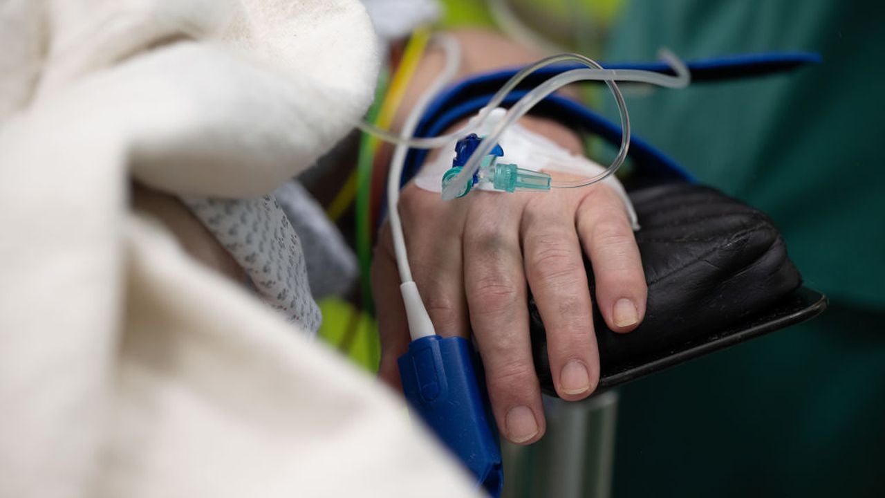 Un paciente ya anestesiado yace en una habitación en preparación para la cirugía en un hospital de Frankfurt, en Alemania. Foto: Sebastian Gollnow/dpa (Foto de Sebastian Gollnow/Picture Alliance vía Getty Images)