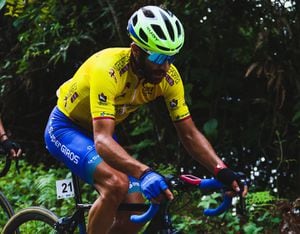 El ciclista Yeison Rincón vive actualmente en Manizales. Cuando visita a su familia recorre más de 100 kilómetros en bicicleta hasta la finca La Golondrina.