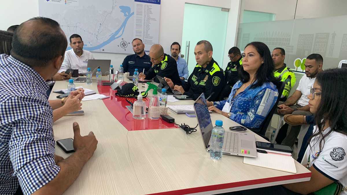 Autoridades en Barranquilla sostuvieron reunión para mejorar el sistema de transporte Transmetro afectado en las últimas semanas.