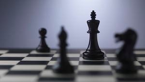Piezas de ajedrez en un tablero que muestra al rey