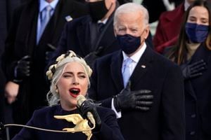 Lady Gaga interpreta el Himno Nacional mientras el presidente electo Joe Biden observa durante la 59a inauguración presidencial en el Capitolio de los Estados Unidos en Washington, el miércoles 20 de enero de 2021 (AP Photo / Andrew Harnik).