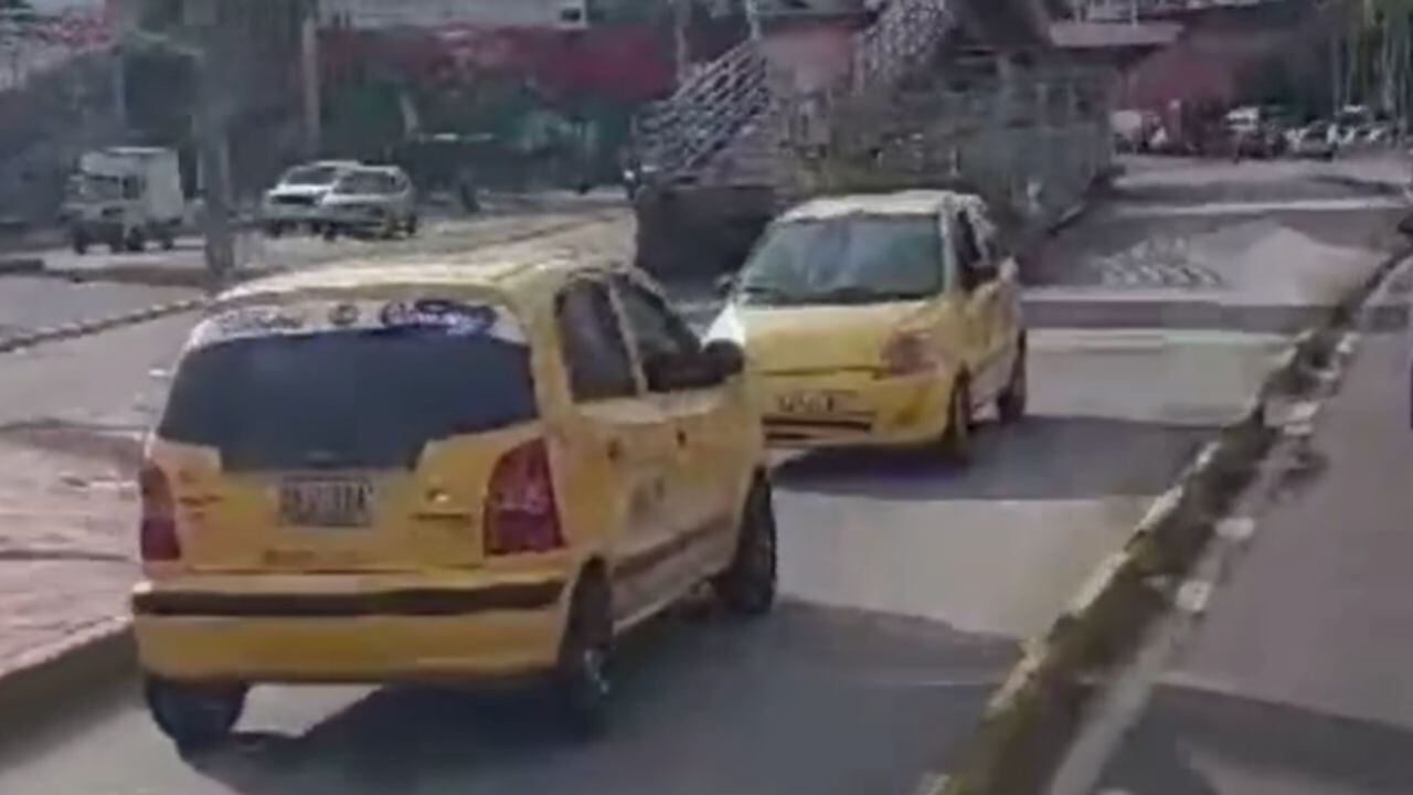 Taxista en reversa en Bucaramanga.