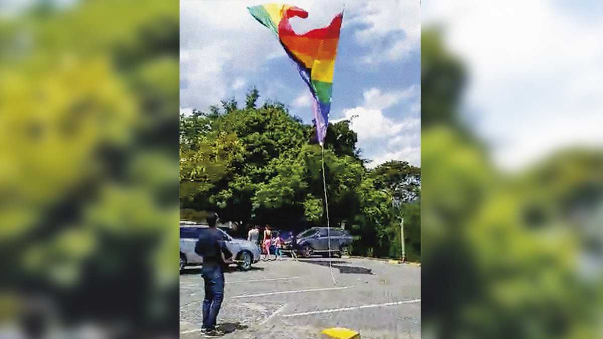  Aunque la administración de Medellín se ha comprometido con los derechos de la población LGBTI, la intolerancia está presente. Así sucedió cuando izaron la bandera del orgullo gay en el Pueblito Paisa, que fue retirada y cortada con una navaja.