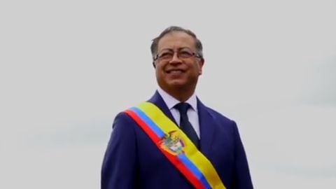 El presidente electo Gustavo Petro llegó hasta Caño Cristales a ponerse la banda presidencial.