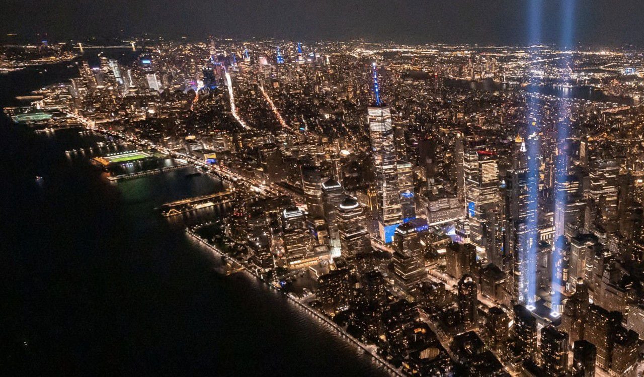 Cada año se encienden unas luces haciendo recordar las Torres Gemelas de Nueva York