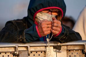 Una mujer sosteniendo un rosario asiste a una Misa celebrada por el Papa Francisco. Foto AP / Petr David Josek