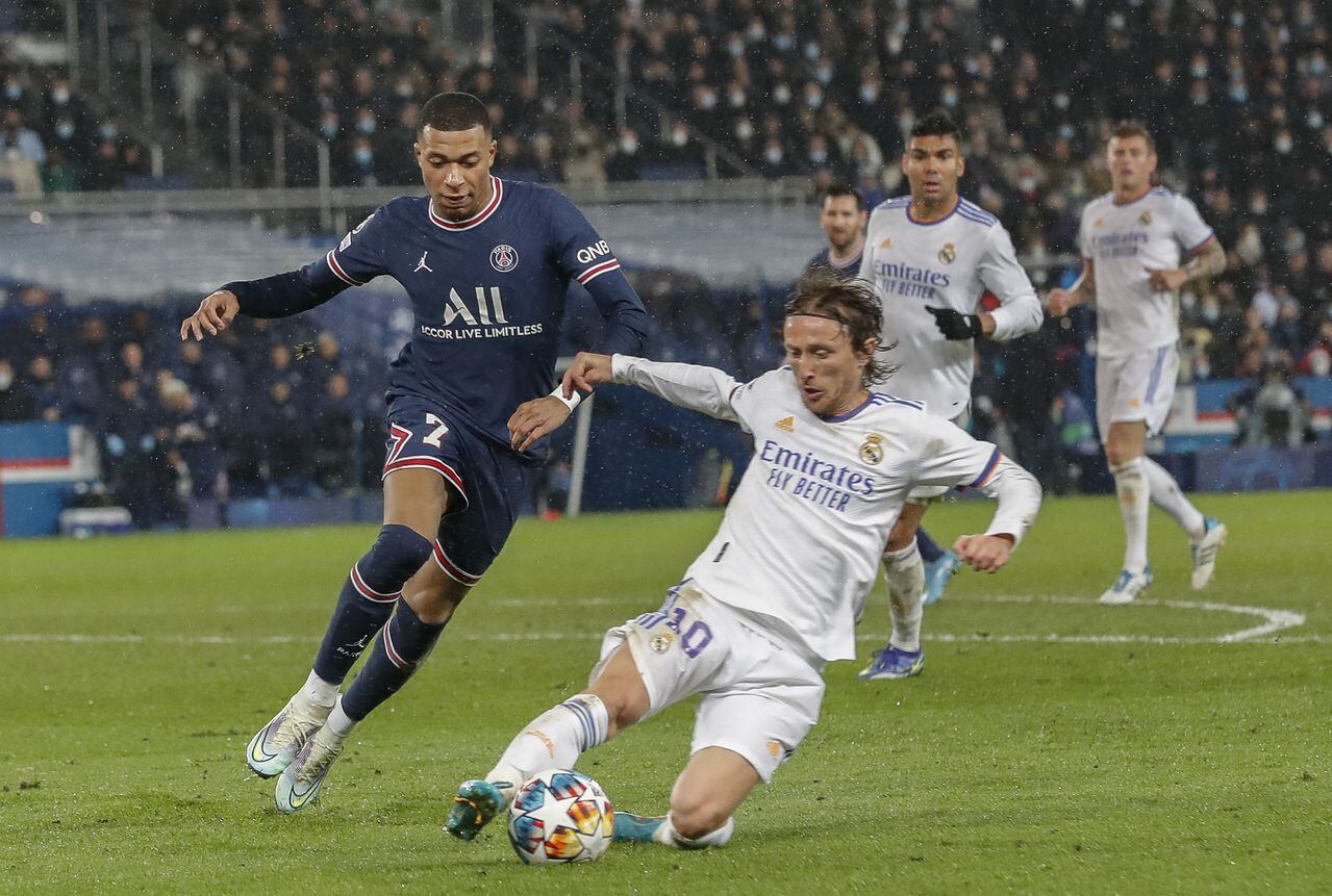 Mbappé (PSG) y Modric (Real Madrid) disputan la pelota en el partido de ida
