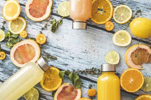 Los jugos que aportan vitamina C son buenos para aliviar los síntomas de la gripa.
