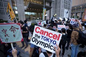Personas en contra de la apertura en julio de los Juegos Olímpicos de Tokio 2020, se reúnen para protestar alrededor del edificio del Gobierno Metropolitano de Tokio durante una manifestación el miércoles 23 de junio de 2021 en Tokio. Foto: AP / Eugene Hoshiko.