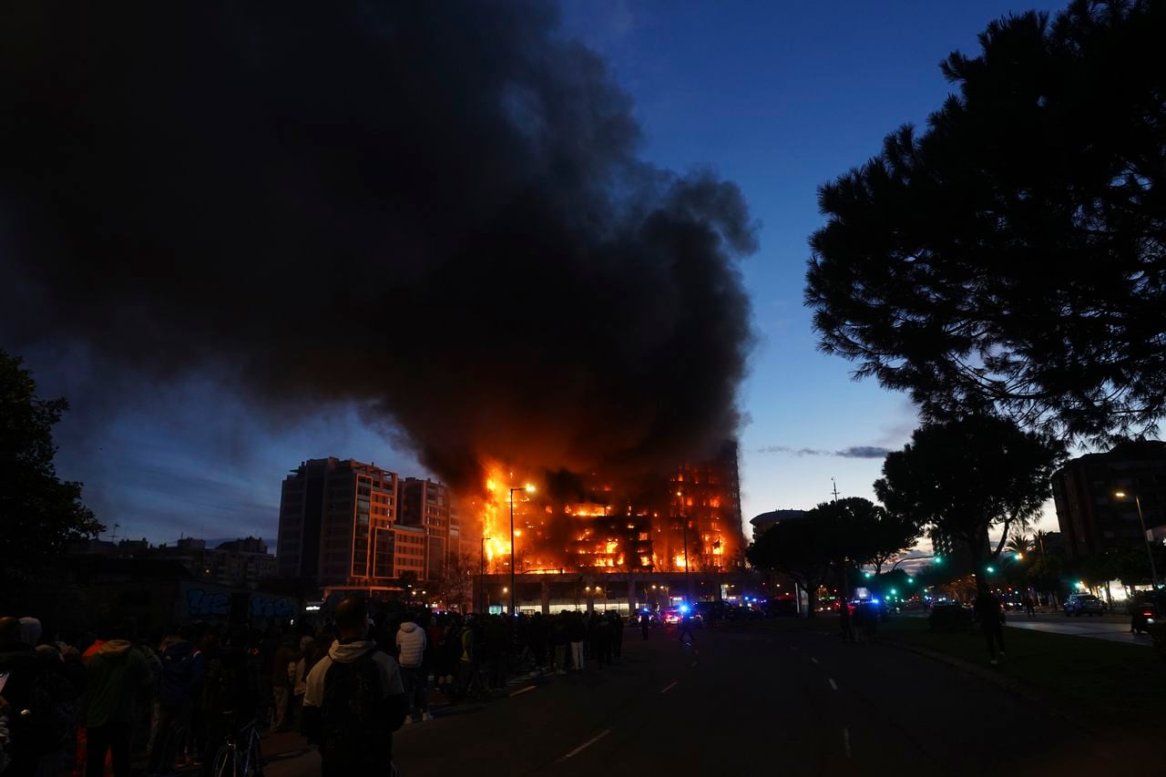 Un bloque de viviendas arde en Valencia, España, el jueves 22 de febrero de 2024. Se desconoce la causa del incendio y si hay víctimas.