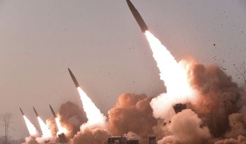 Las unidades deberían "continuamente intensificar varias maniobras simuladas de guerra real", dijo Kim Jong Un