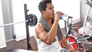 Hombre se hidrata mientras realiza su rutina de ejercicio