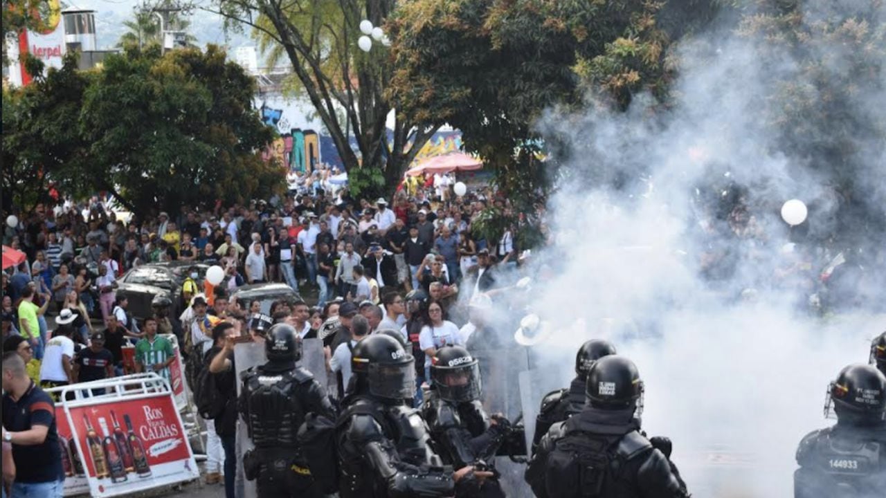 Exequias Darío Gómez, en el cementerio Campos de Paz, disturbios con gases lacrímogenos, el Esmad interviene
