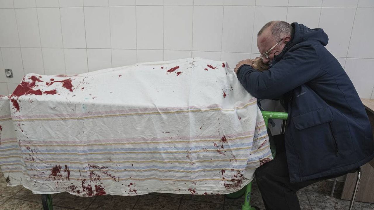 Imagen de víctimas de bombardeos en Ucrania. Ciudad de Mariupol. AP Photo/Evgeniy Maloletka
