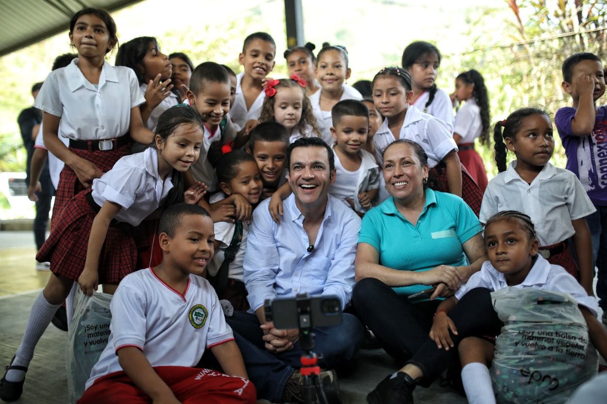 Juan Diego Alvira acompañó la entrega de los kits escolares a los estudiantes de varias instituciones de la región.