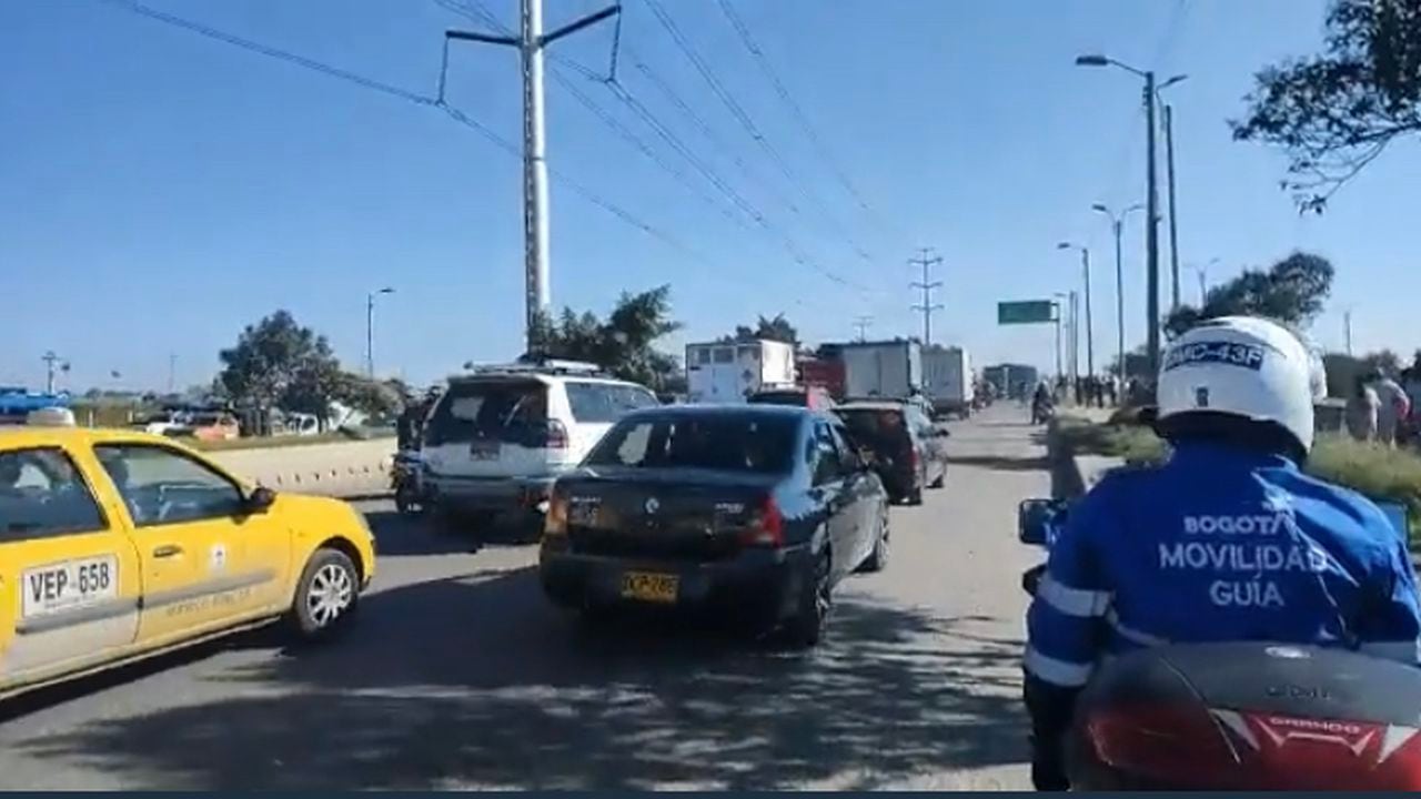 Un accidente de tránsito en que se vio involucrado un camión y un motociclista, que perdió la vida, se registra un enorme trancón en la Avenida Boyacá y que impacta además la Avenida Caracas, por donde se ha desviado la mayor parte del tráfico.