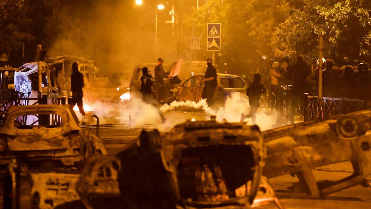 Los franceses protestan en la capital del país por el asesinato de un adolescente por parte de la policía. Foto: Reuters.