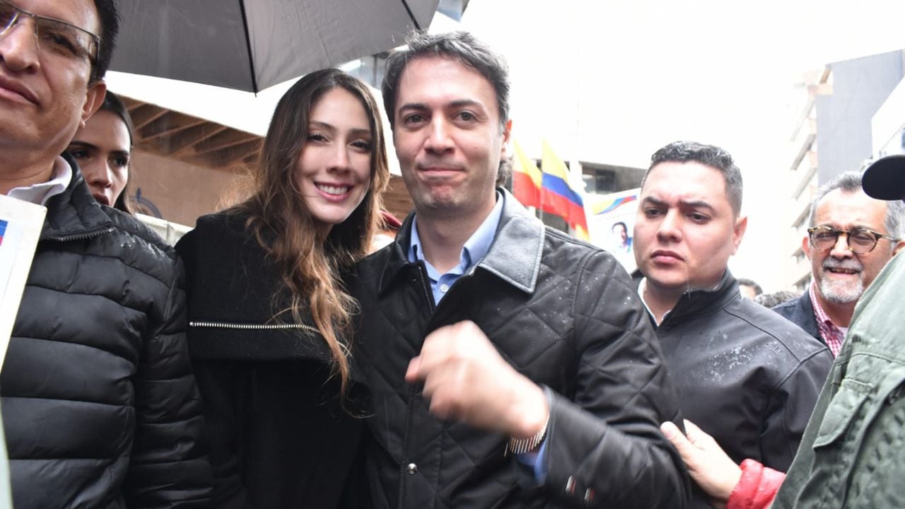 Daniel Quintero con su esposa Diana Osorio llegan a la procuraduria