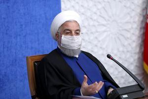 El presidente iran� Hassan Rouhani habla en conferencia de prensa en Teher�n, Ir�n, el 8 de noviembre de 2020. (Foto, presidencia de Ir�n v�a AP)