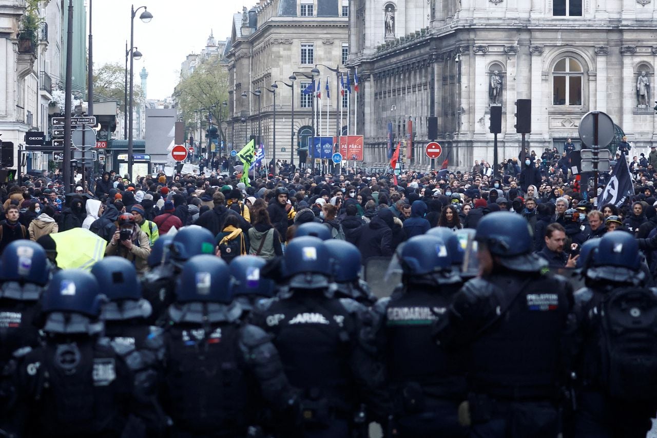 Protesta tras la decisión del Consejo Constitucional sobre la reforma de las pensiones en París