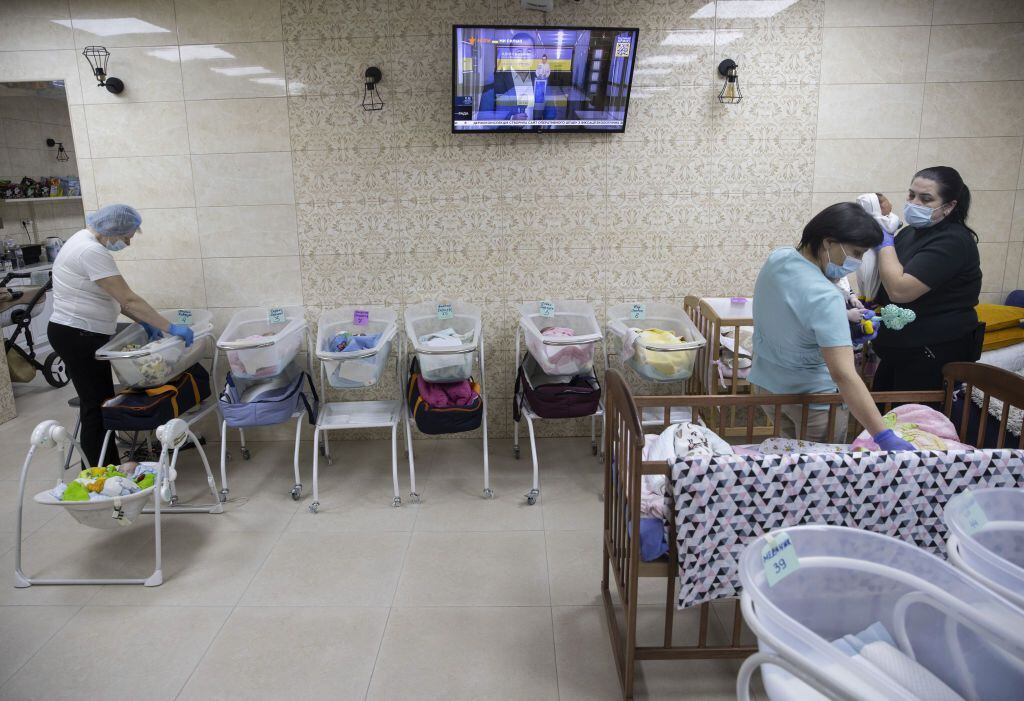 Los bebés recién nacidos son vistos dentro de sus cunas en Kiev, Ucrania, el 17 de marzo de 2022 (Foto de Emin Sansar/Agencia Anadolu a través de Getty Images)
