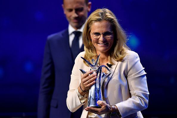 Sarina Wiegman fue elegida como la mejor entrenadora del fútbol femenino por la Uefa.