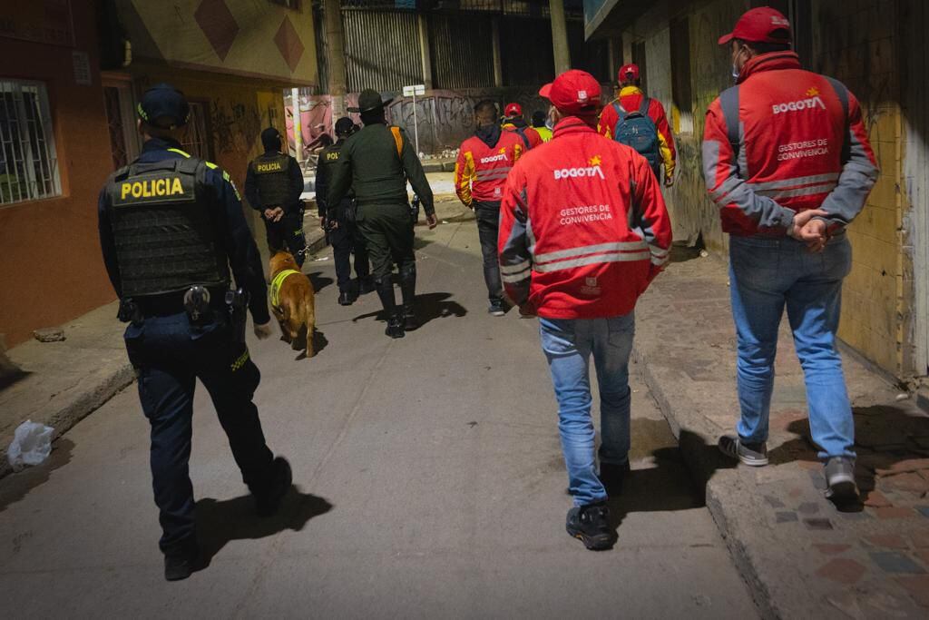 Este Comando se desplazó hacia la UPZ de Corabastos, donde se realizó un operativo especial de prevención y control del delito en los barrios María Paz y El Amparo