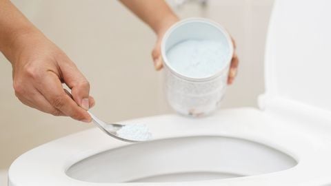 Lavar el inodoro con bicarbonato