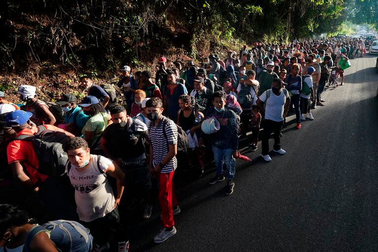 Caravana de migrantes se dirige hacia el norte hacia la frontera de los Estados Unidos y México.