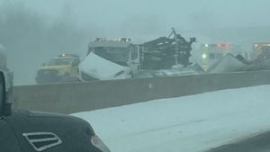 La autopista de peaje de Ohio se ve cerrada en ambas direcciones después de que una colisión masiva bloqueó el tráfico cerca de Sandusky en medio de una severa tormenta de invierno en Ohio , EE. UU., el 23 de diciembre de 2022, en esta imagen obtenida de las redes sociales.
