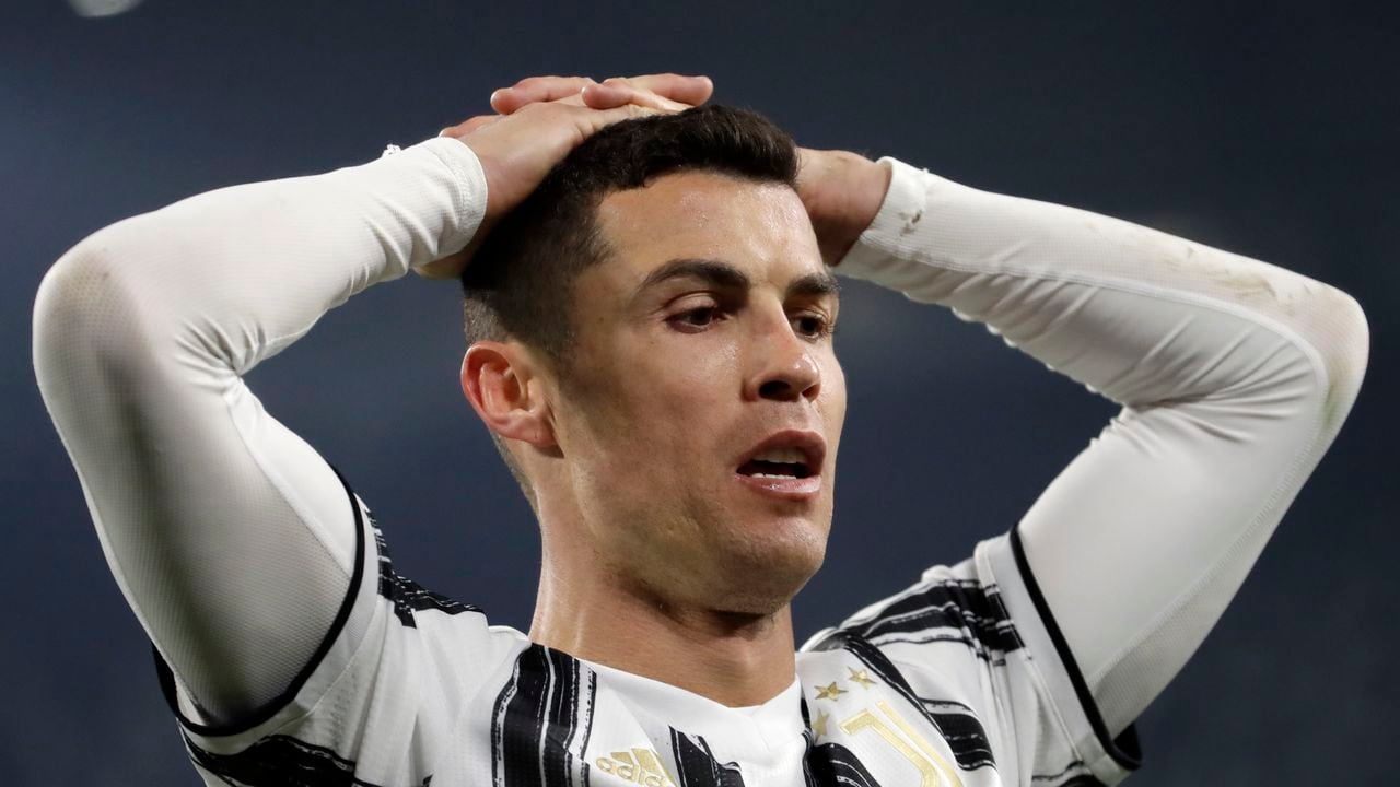 Cristiano Ronaldo, de la Juventus, reacciona después de no anotar durante el partido de vuelta de los octavos de final de la Liga de Campeones entre la Juventus y el Oporto en Turín, Italia, el martes 9 de marzo de 2021 (AP Photo / Luca Bruno).