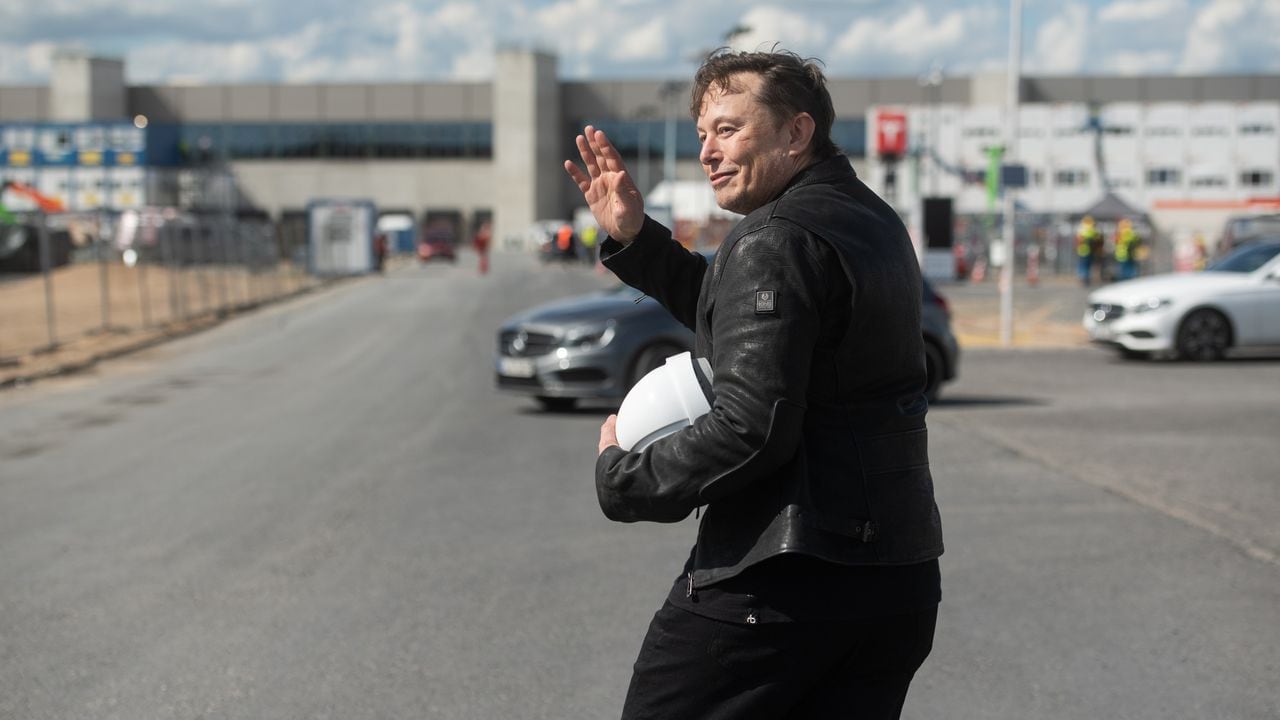 Elon Musk, programador y empresario envía ayuda a Ucrania.